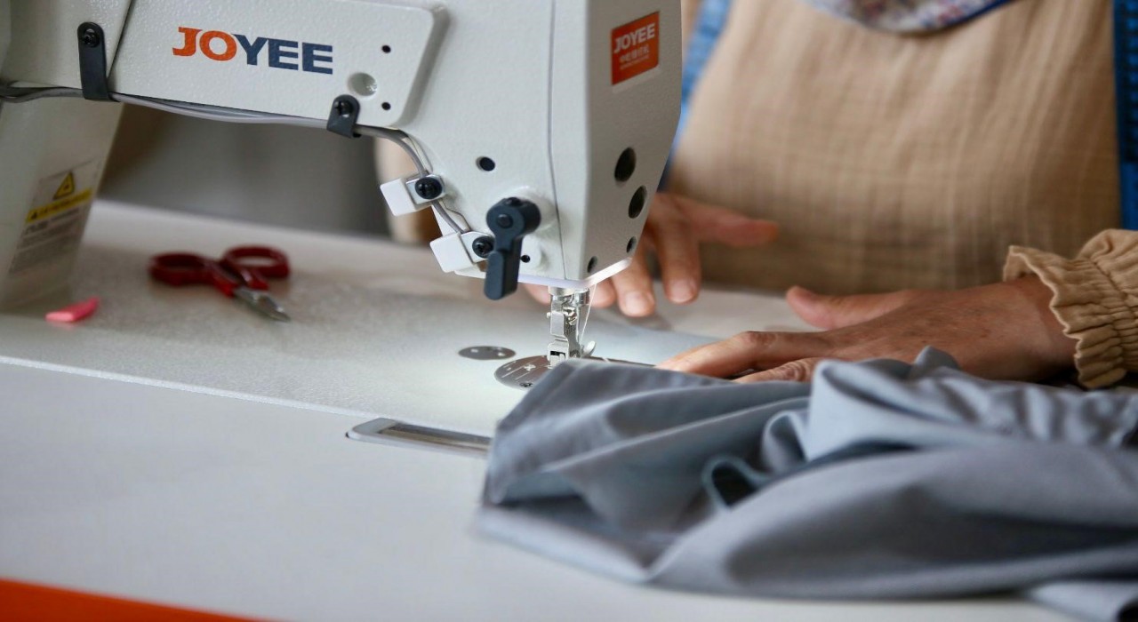 Kepezde belediye personelinin üniformaları kadın eliyle üretilip tasarruf sağlanıyor