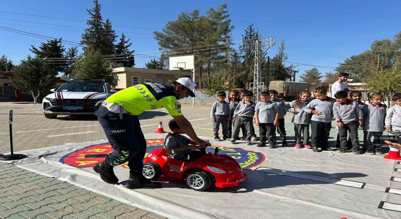 Kiliste ilkokul öğrencilerine mobil trafik aracıyla eğitim verildi