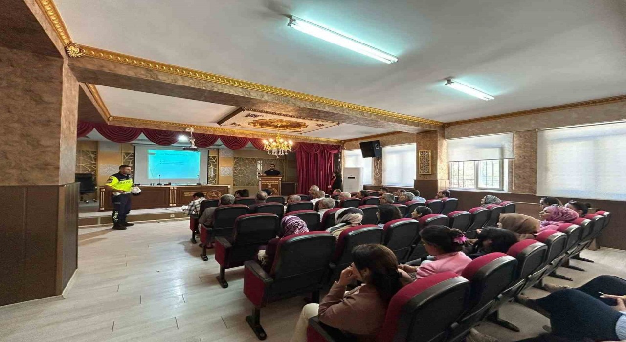 Kiliste okul servis şoförleri ve rehber personele trafik eğitimi verildi