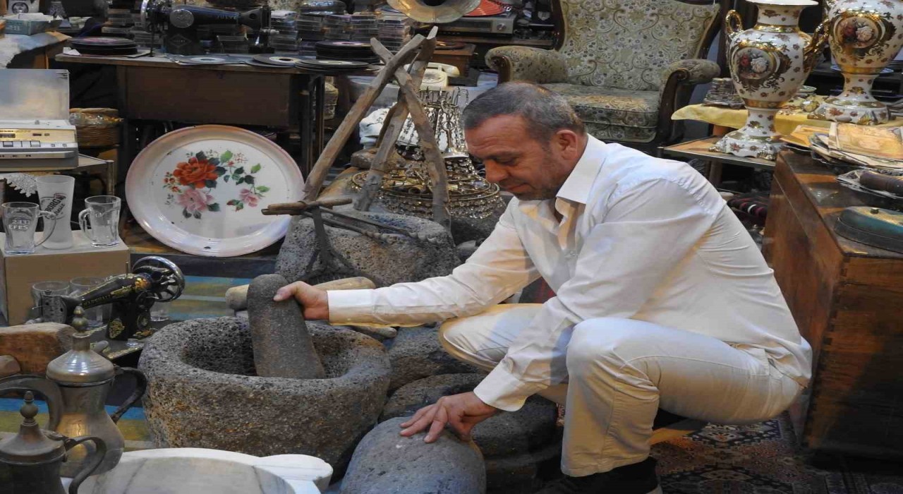 Kilisteki antikacı, sergilediği eşyalarla geçmişe ışık tutuyor