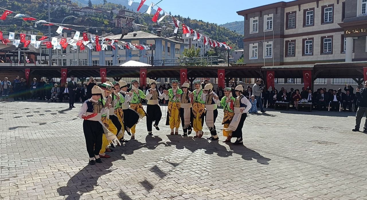 Kırgızistan ve Kazakistanlı sanatçılar Saimbeylinin kurtuluş coşkusuna ortak oldu