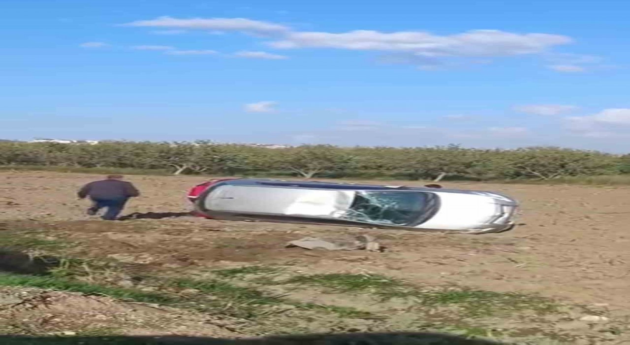 Kırıkhanda otomobil tarlaya uçtu