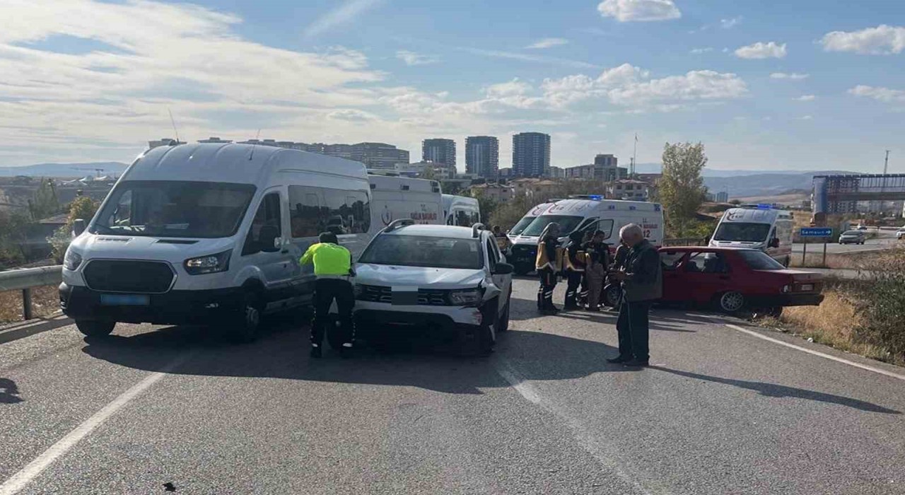 Kırıkkalede iki otomobil kafa kafaya çarpıştı: 4 yaralı