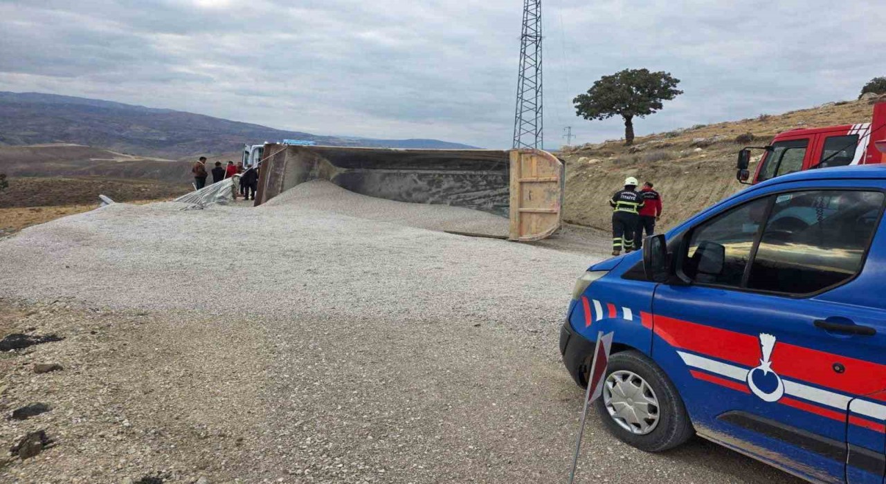 Kırıkkalede mıcır yüklü kamyon devrildi: 1 yaralı