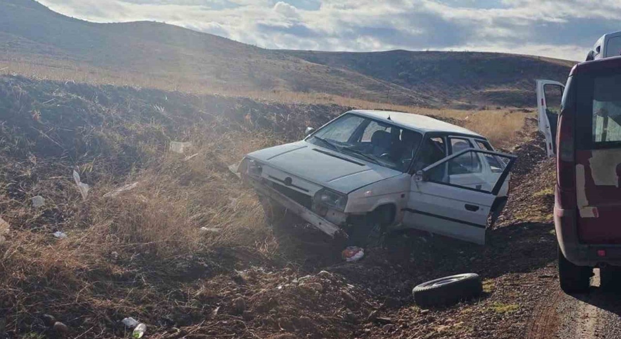 Kırıkkalede otomobil şarampole devrildi: 2 yaralı