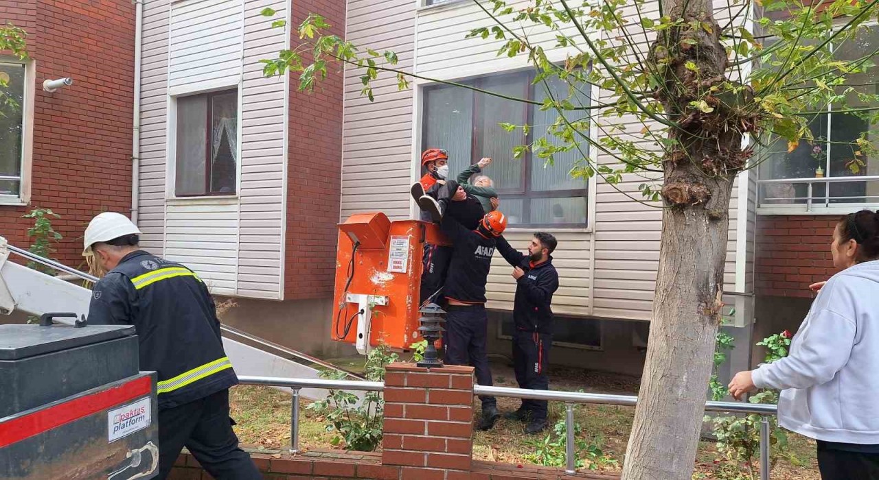 Kırklarelinde korkutan yangın: Mahsur kalanlar merdivenli araçla kurtarıldı