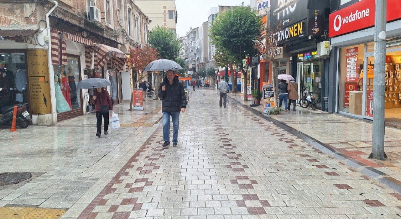 Kırklarelinde sağanak yağış etkili oluyor