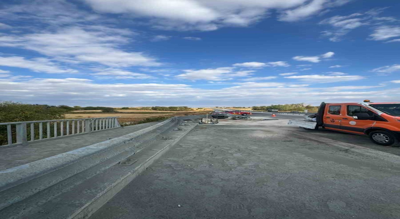 Kırklarelinde tır dereye düştü sürücü yaralandı