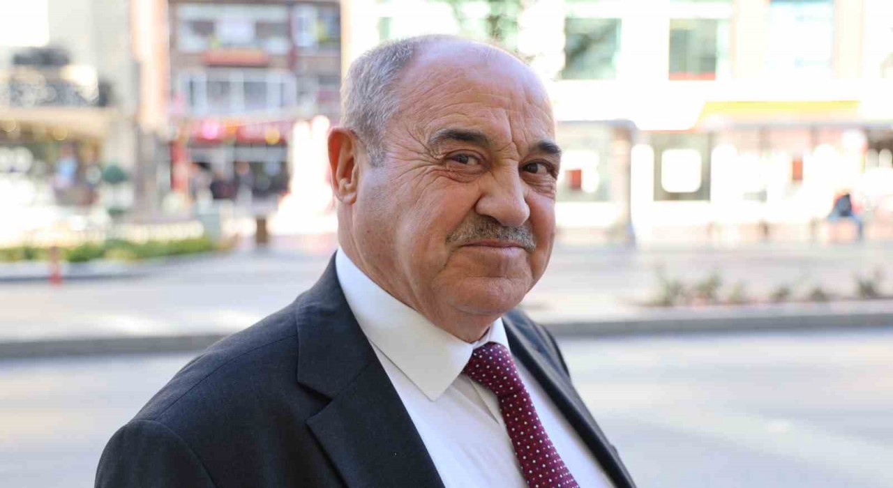 Kırşehirde 43 yıllık eğitimciye öğrencilerden duygusal veda