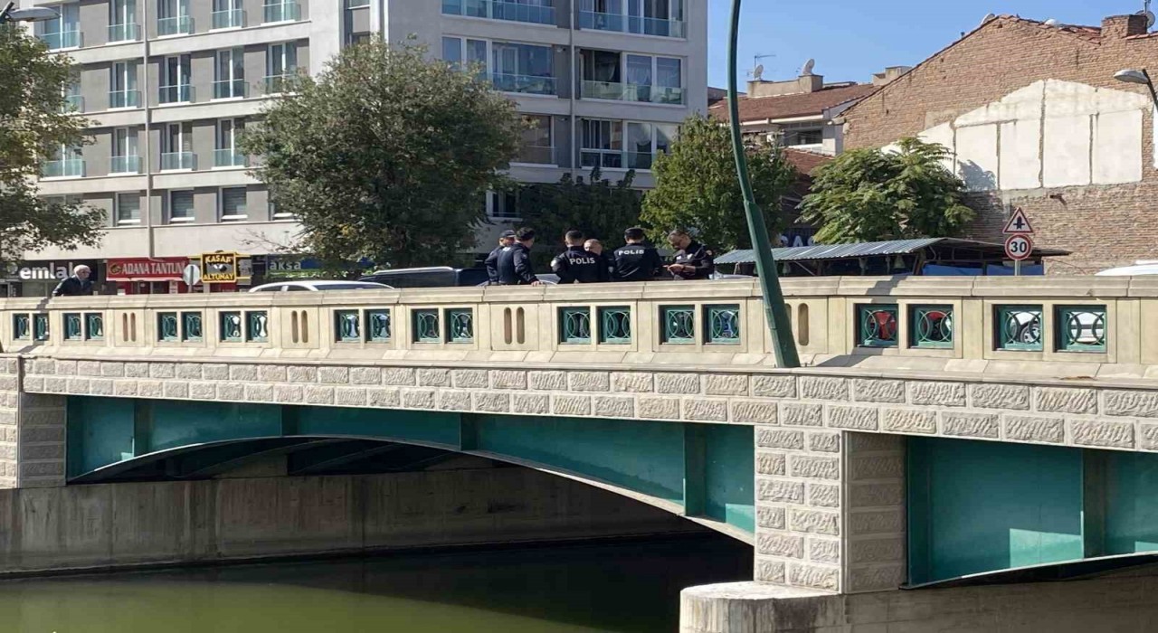 Kız arkadaşı gelince intihardan vazgeçti