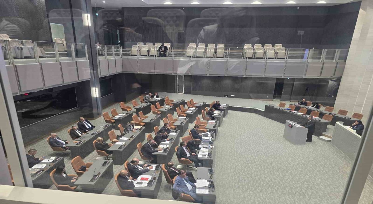 KKTC Meclisindeki iki devletli çözüm oturumunda muhalefet partisi milletvekilleri oturumu terk etti