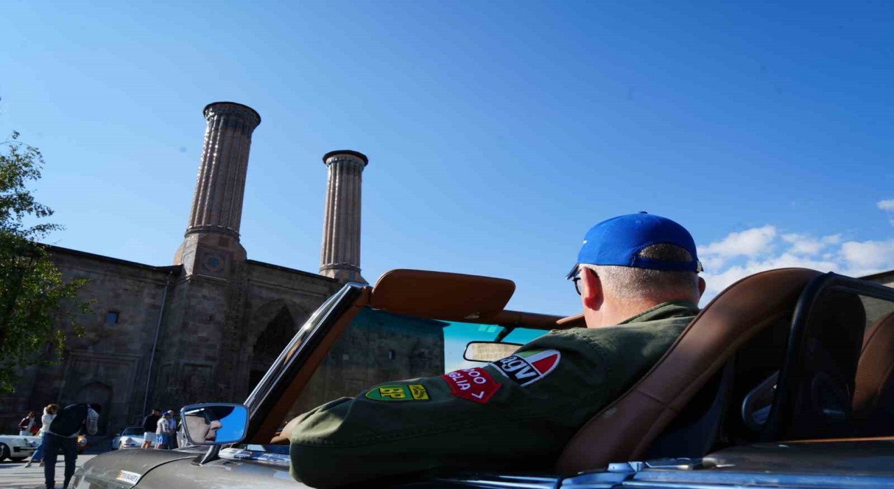 Klasik araç tutkunlarının  Türkiye turu Erzurumdan başladı