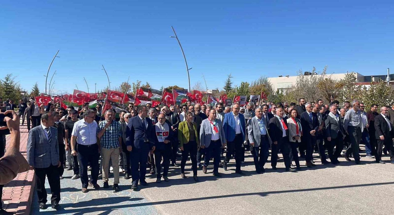 KMÜde üniversite öğrencileri ve akademisyenler Gazze için yürüdü