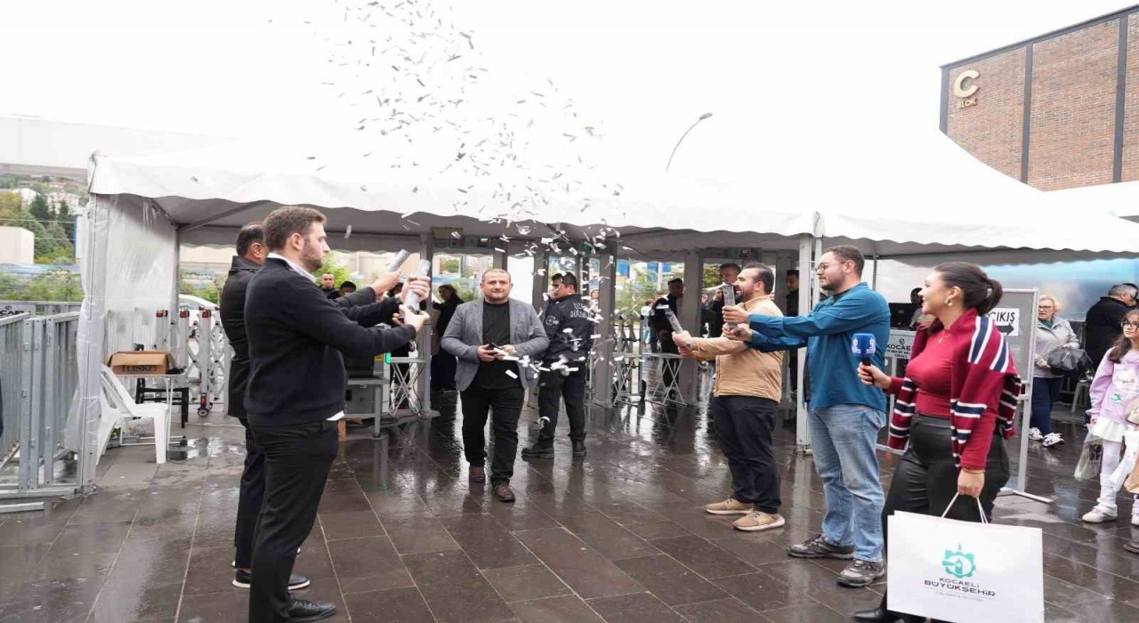 Kocaeli Kitap Fuarında 1 milyonuncu ziyaretçiye konfetili karşılama