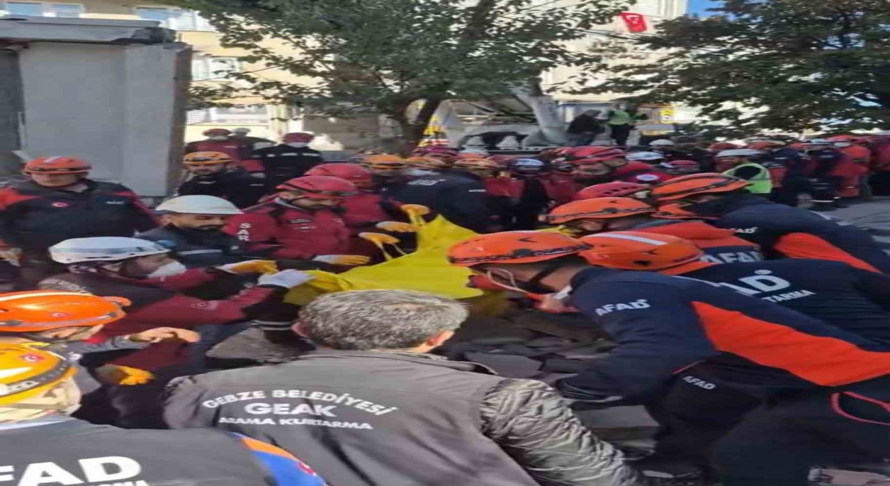 Kocaelide çöken binanın enkazından 2 kişinin cansız bedeni çıkarıldı