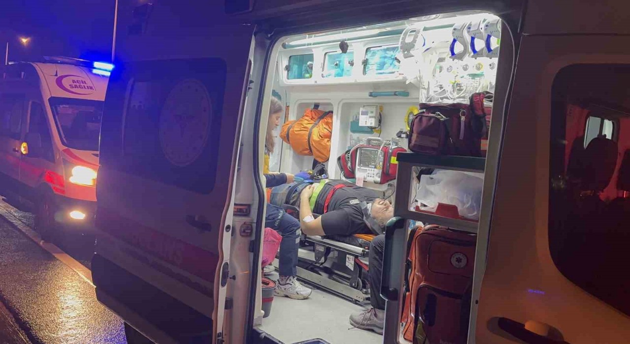 Kocaelide feci kaza: Sürücü yola fırladı, araç ters döndü