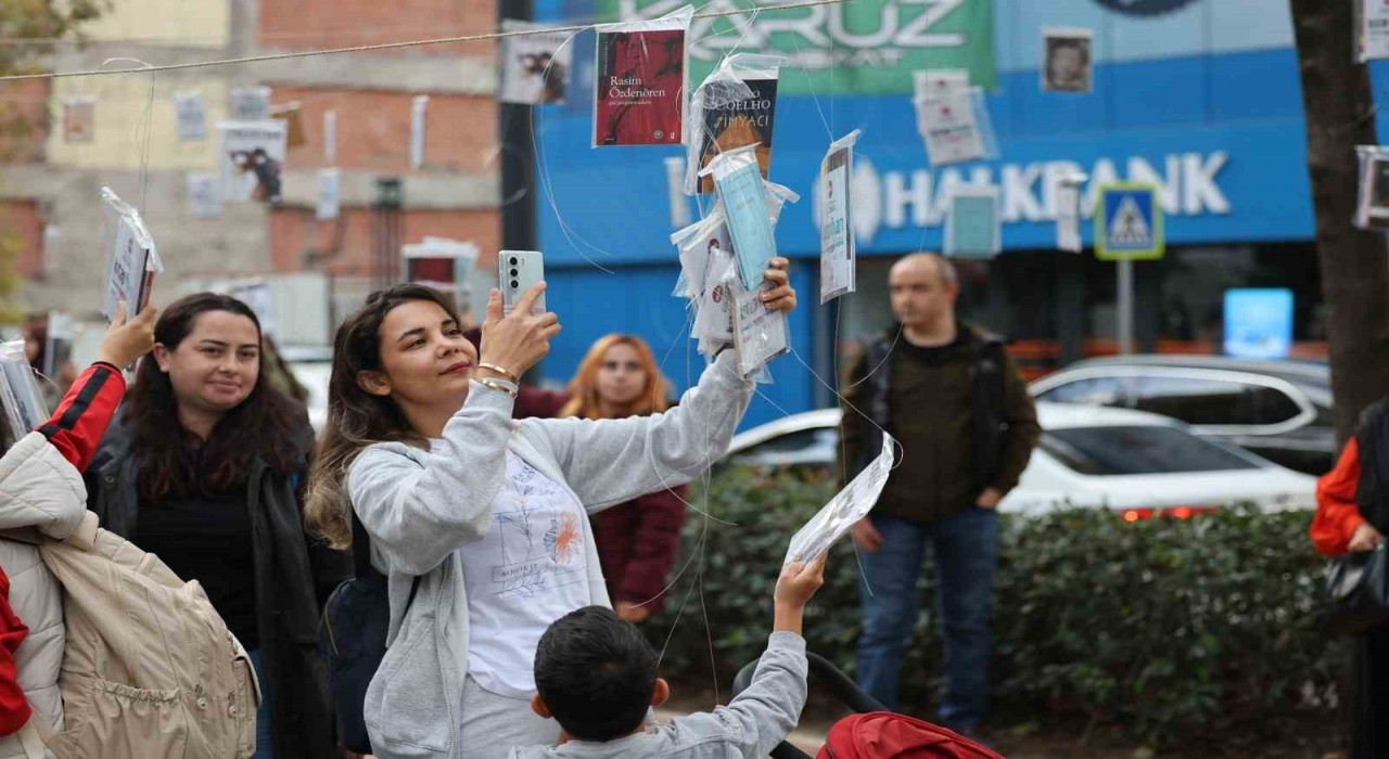 Kocaelide gelenek bozulmadı: Ağaçlar yine kitap açtı