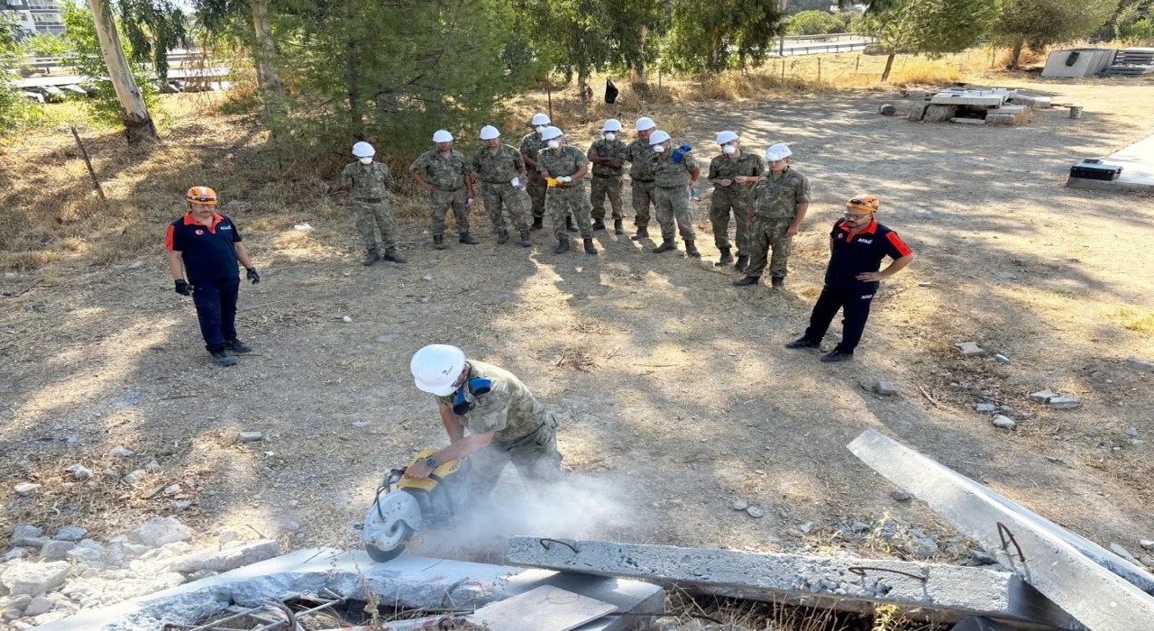 Komandolara enkazda arama kurtarma eğitimi verildi