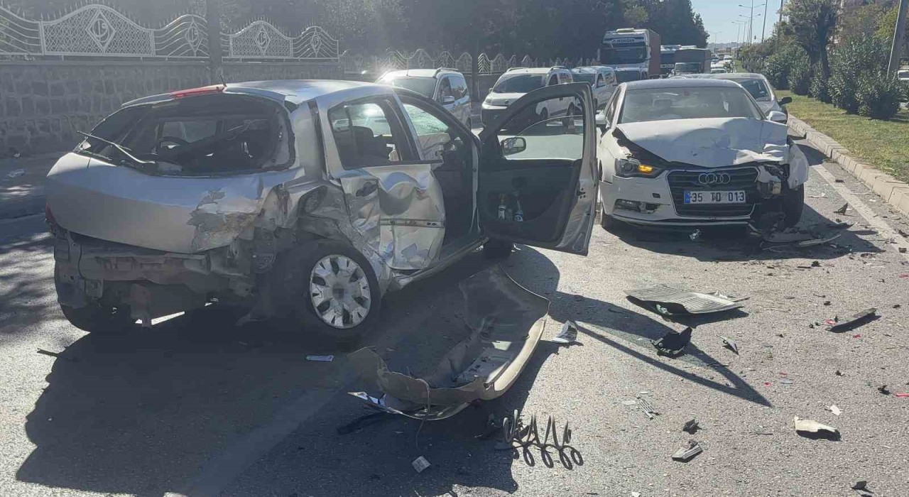 Kontrolden çıkan otomobil karşı şeride uçarak iki otomobile çarptı: 4 yaralı