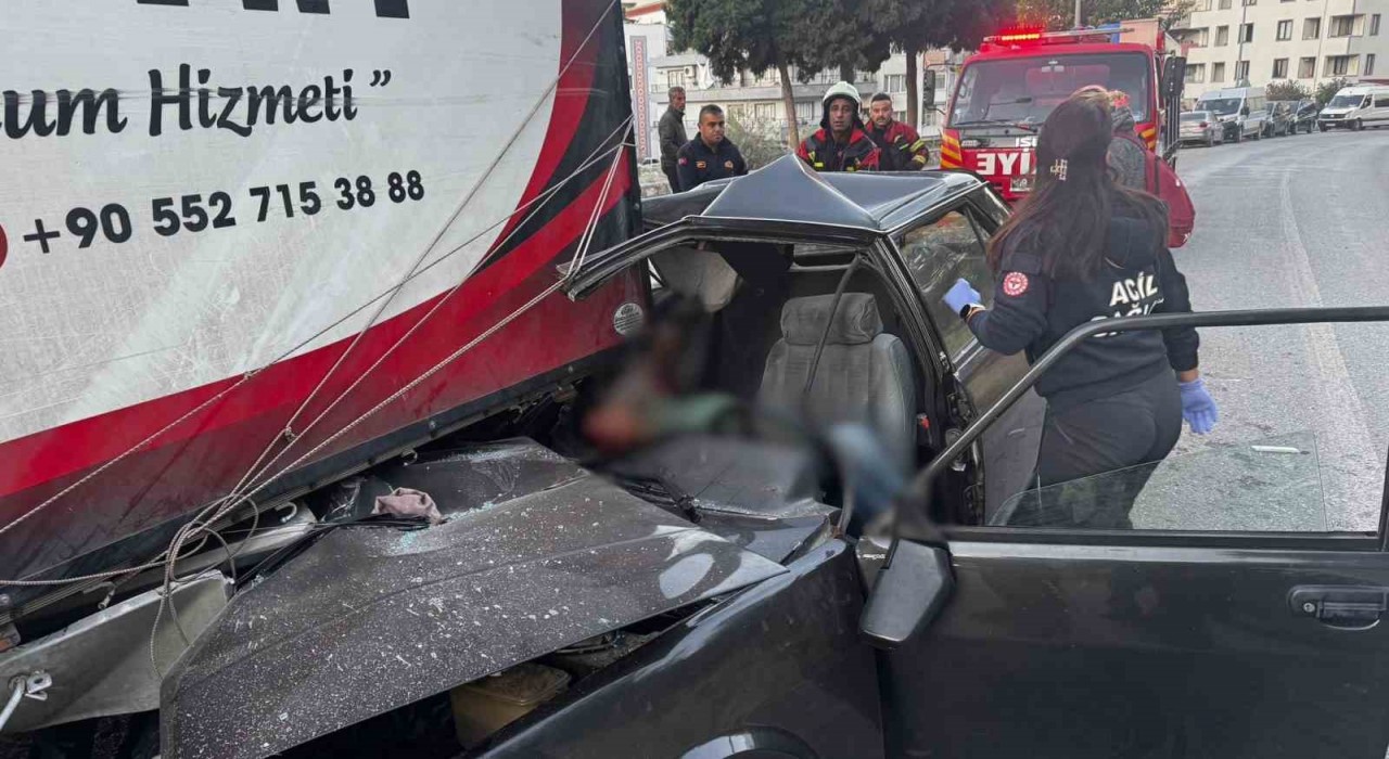 Kontrolden çıkan otomobil park halindeki kamyonete ok gibi saplandı: 1 ölü, 4 yaralı