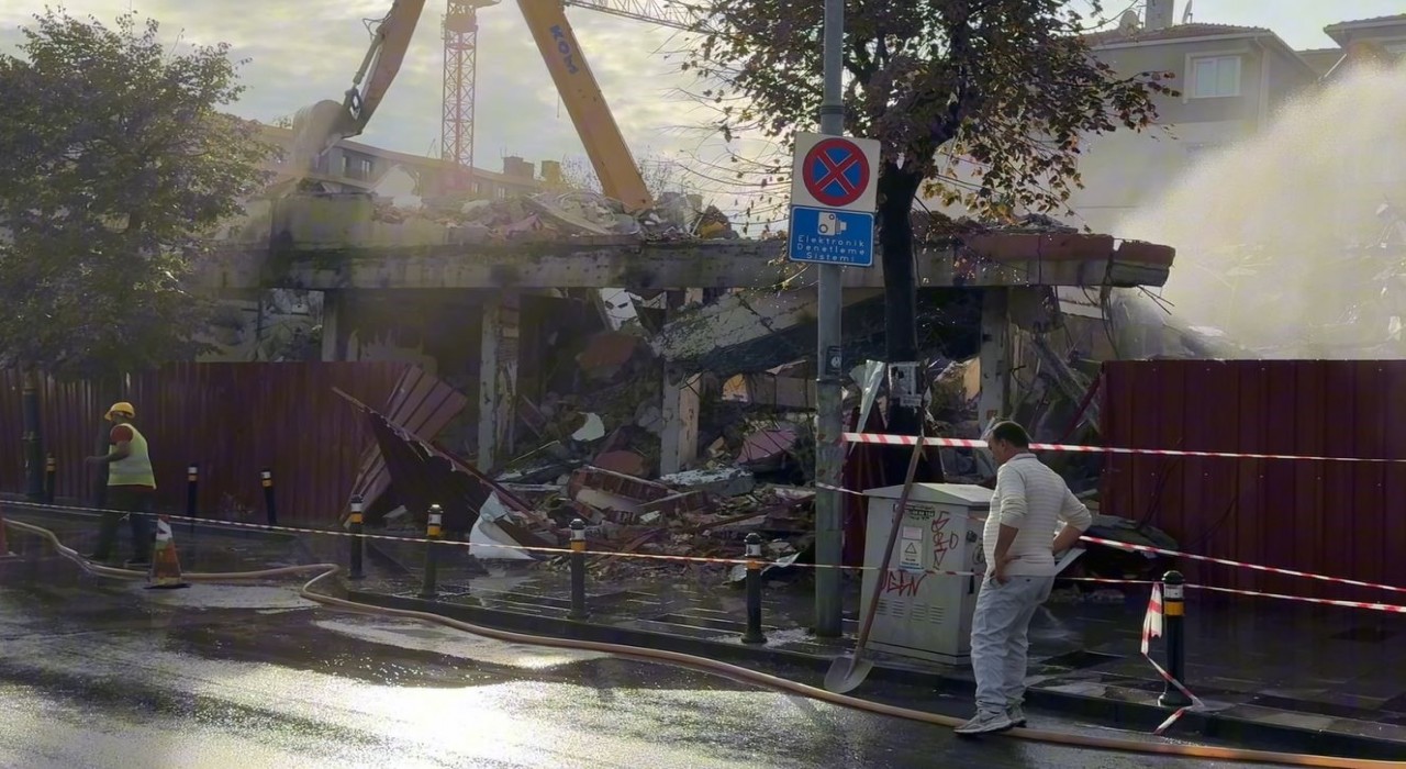 Kontrolsüz yıkım tehlike saçtı, bina parçaları caddeye savruldu