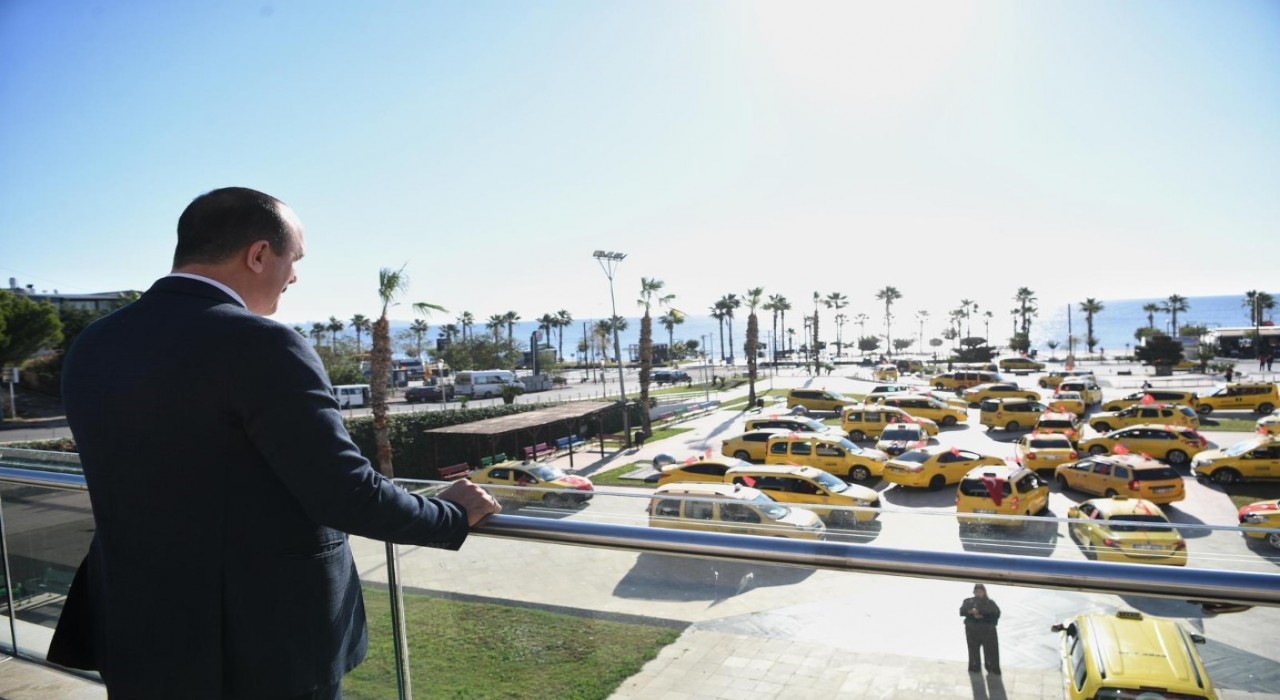 Konyaaltıda taksicilerden Türk bayraklı Cumhuriyet konvoyu