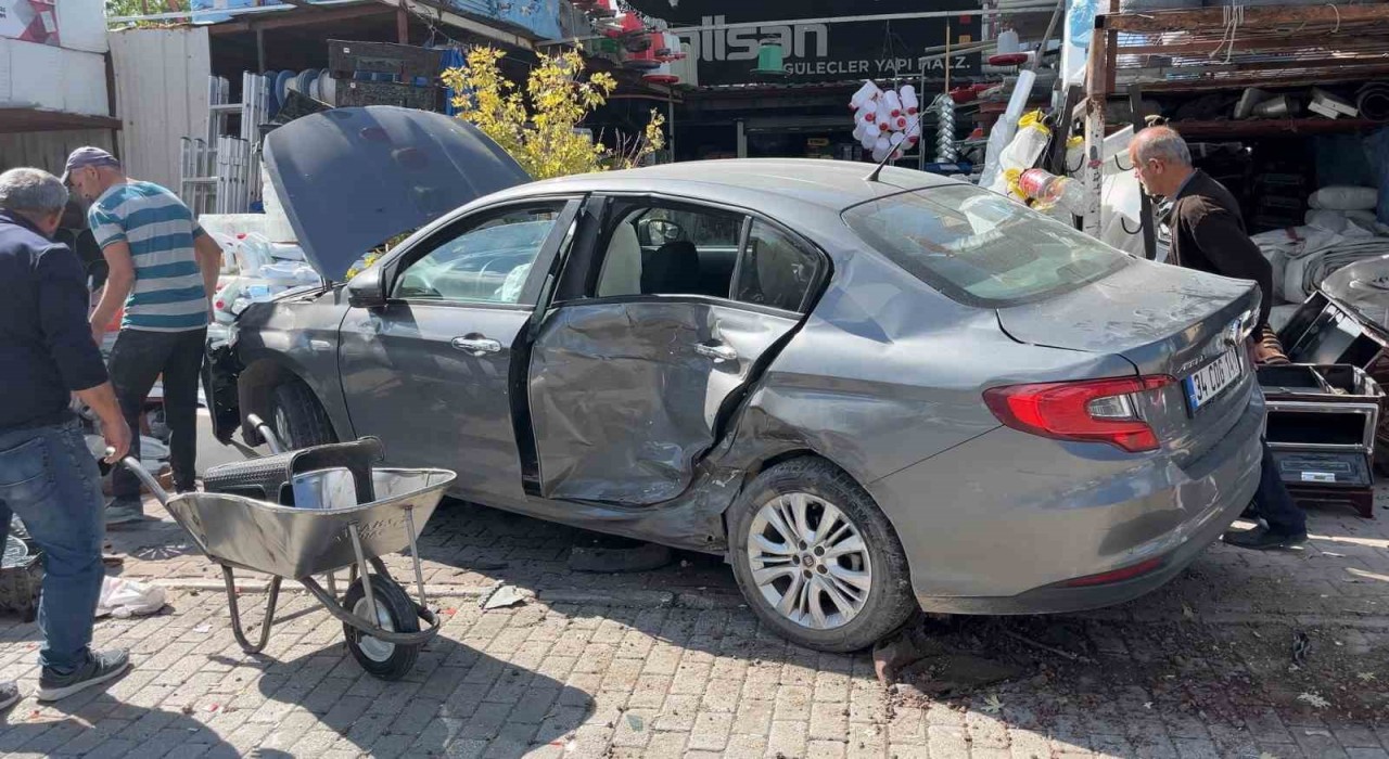 Konyada kontrolden çıkan otomobil yayalara çarptı: 3 yaralı