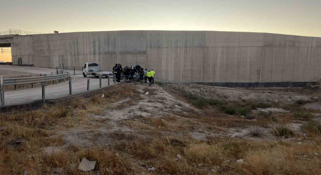 Konyada yol kenarına uçan otomobilin sürücüsü hayatını kaybetti