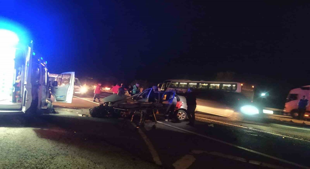 Konyada yolcu otobüsü ile otomobil çarpıştı: 2 yaralı
