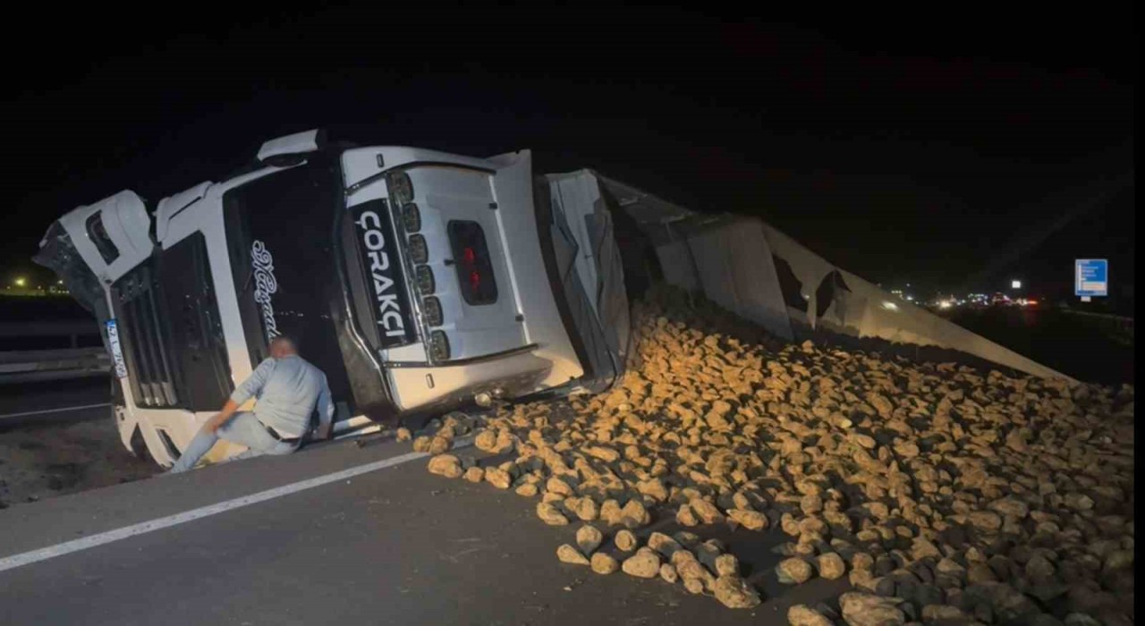 Köpeğe çarpmamak için sürücüsünün manevra yaptığı pancar yüklü tır refüje devrildi