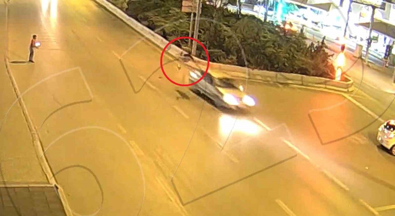 Koşarak karşıya geçerken otomobilin çarptığı şahıs havaya savrularak ağır yaralandı