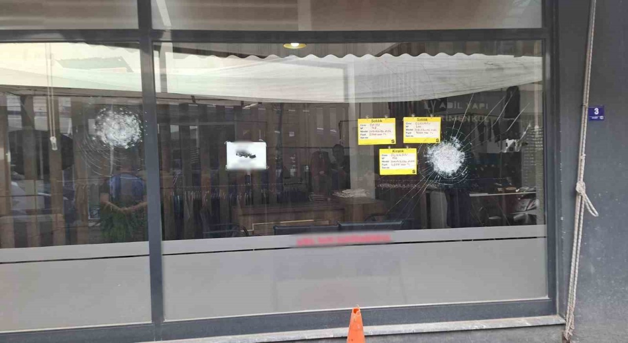 Köşkte bir işyeri kurşunlandı