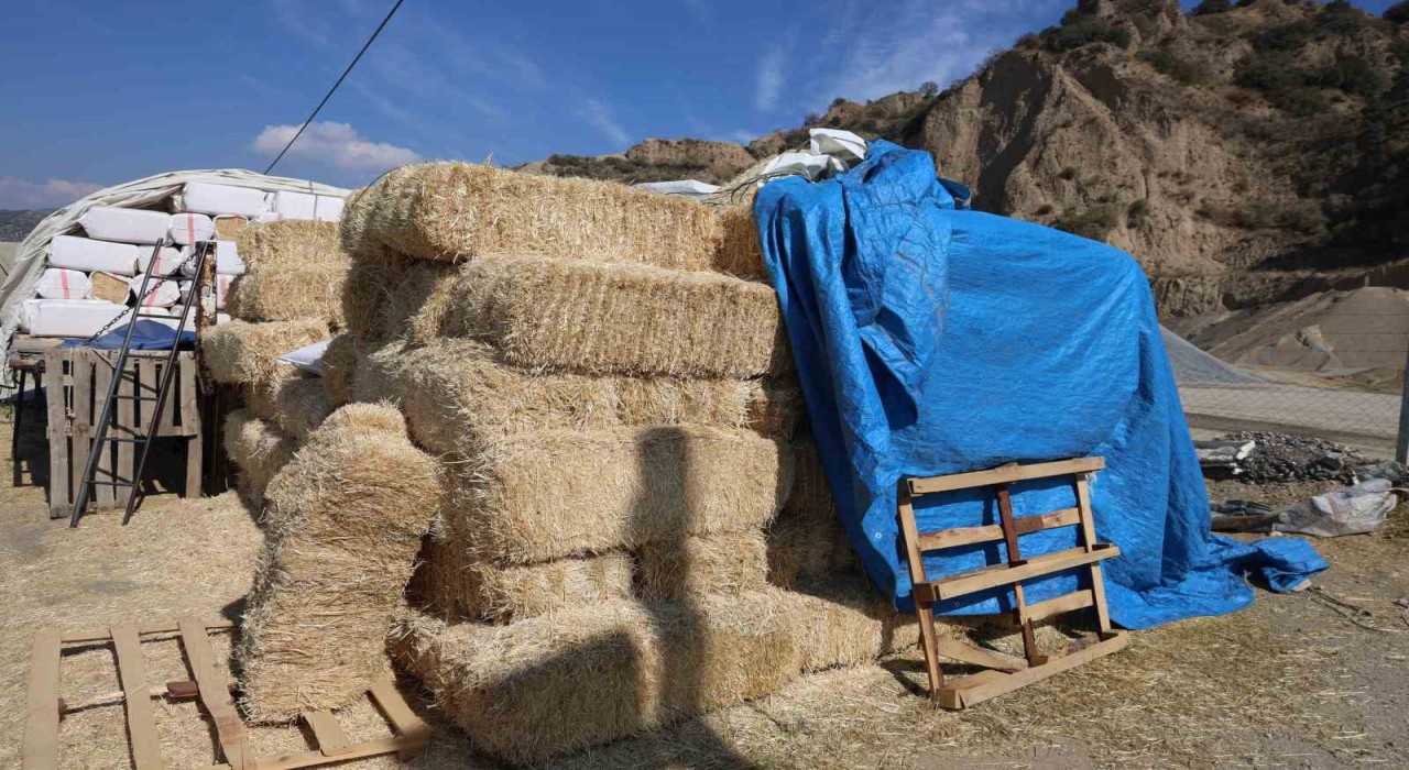 Köşkteki saman pazarı sürücülere zor anlar yaşatıyor