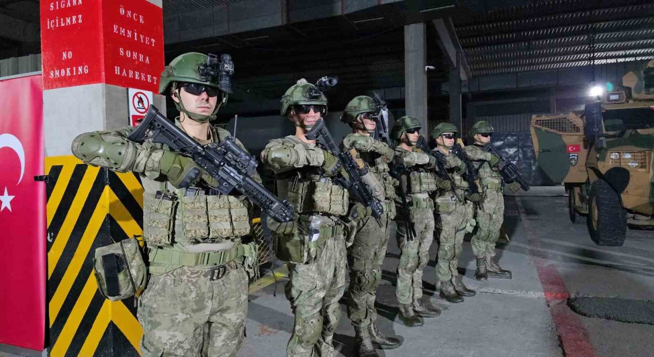 Kosovada Türk askerlerinin zeybekli cumhuriyet coşkusu