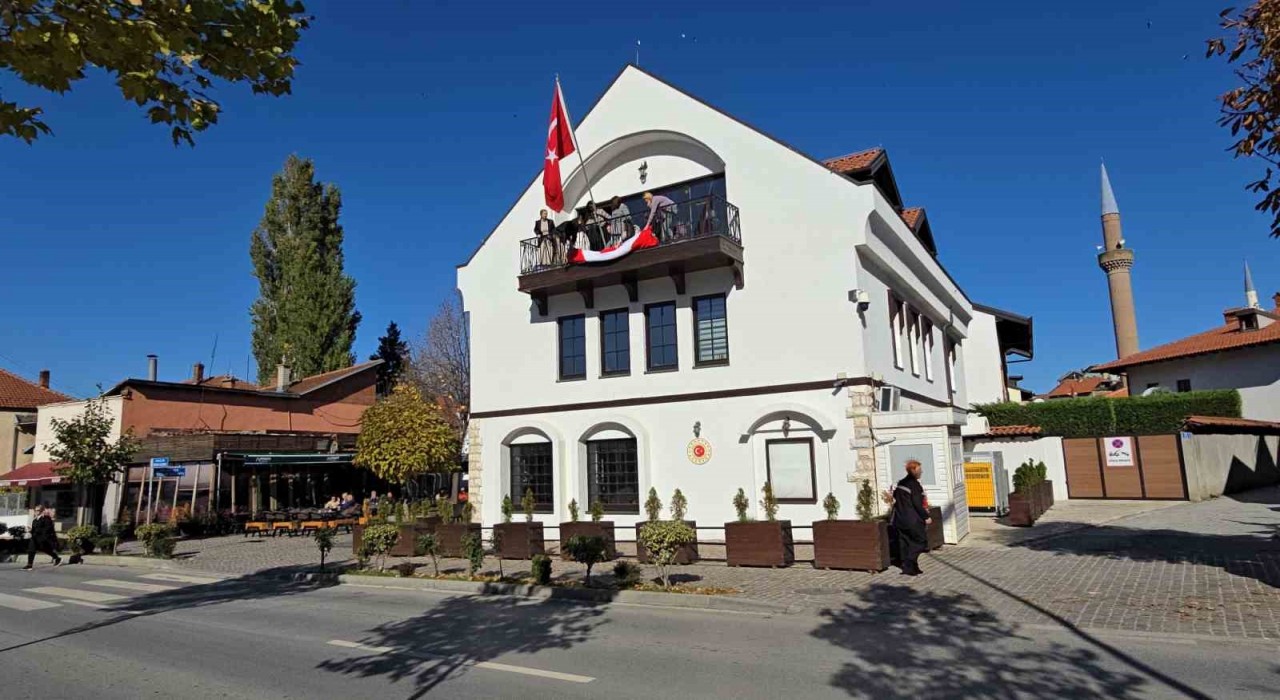 Kosovalı 102 kadın, Türkiye Cumhuriyetinin kuruluşunun 102. yıldönümü için bayrak ördü