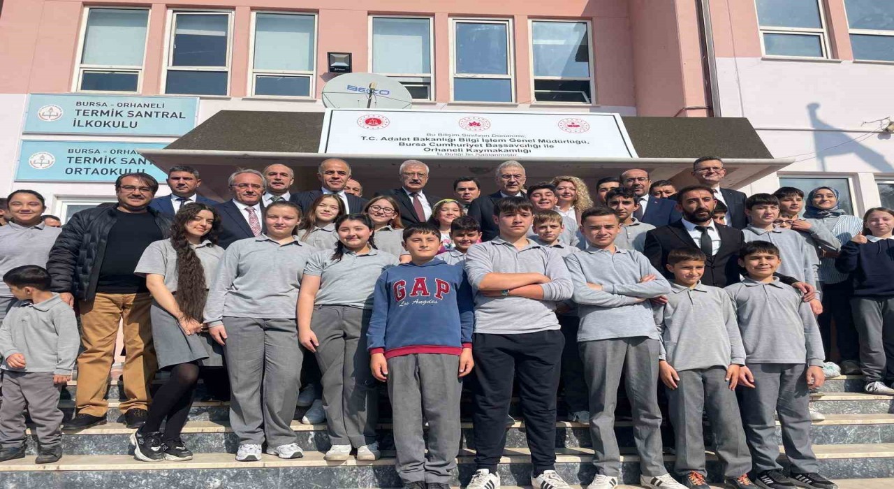 Köy okulu çocuklarının bilgisayar sevinci