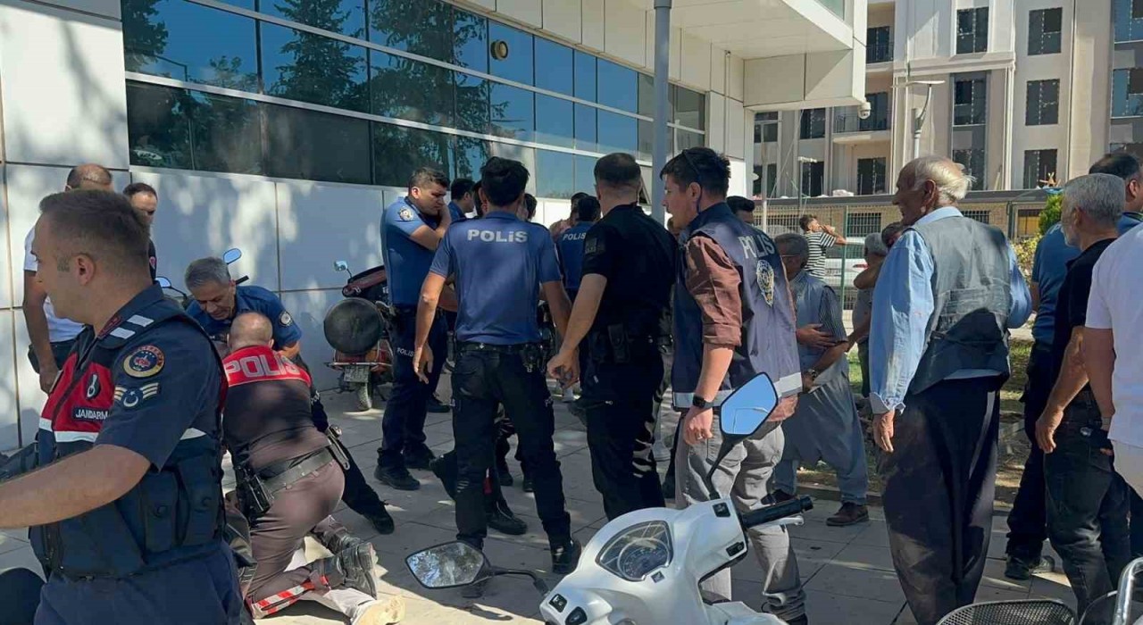 Köyde başlayıp adliye önünde devam eden kavgada 30 kişi yaralandı