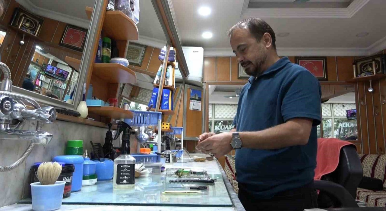 Kuaför yerine berberi tercih ediyor, klasik işletmesinde hala çeyrek asır önceki müşterisini tıraş ediyor