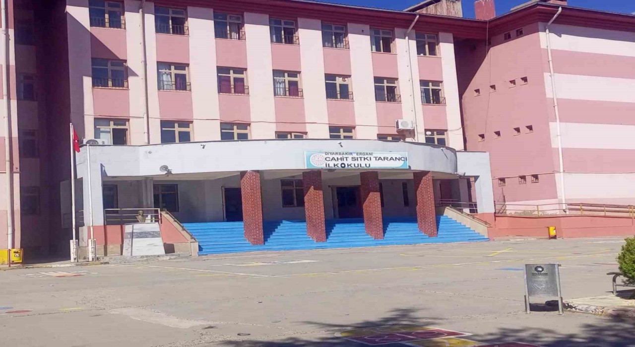 Küçük Sidranın talebi yerine getirildi, konferans salonu tiyatro sahnesine dönüştü