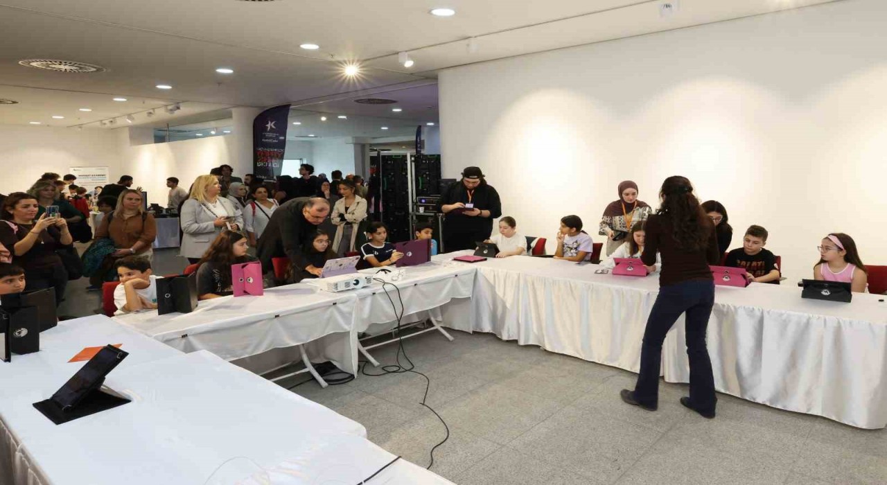 Küçükçekmece Belediyesinin düzenlediği Yapay Zeka Şenliğinde öğrenme ve üretme fırsatı