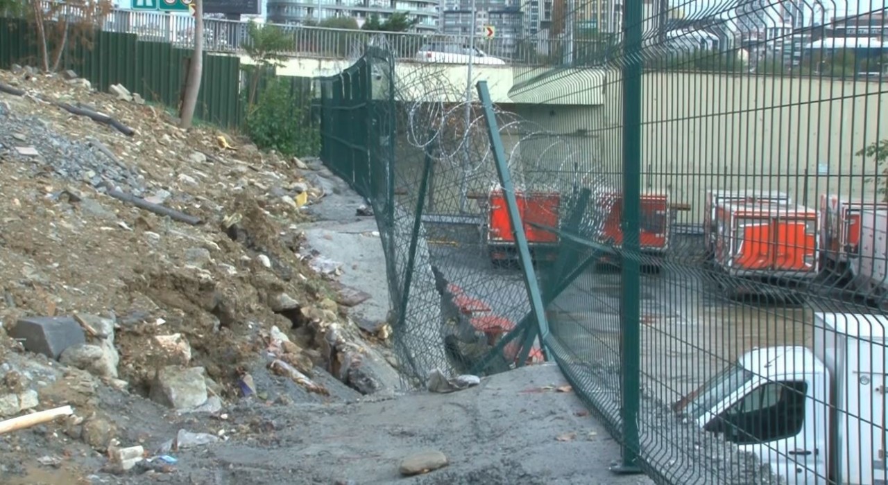Küçükçekmecede dondurma fabrikasının istinat duvarı çöktü