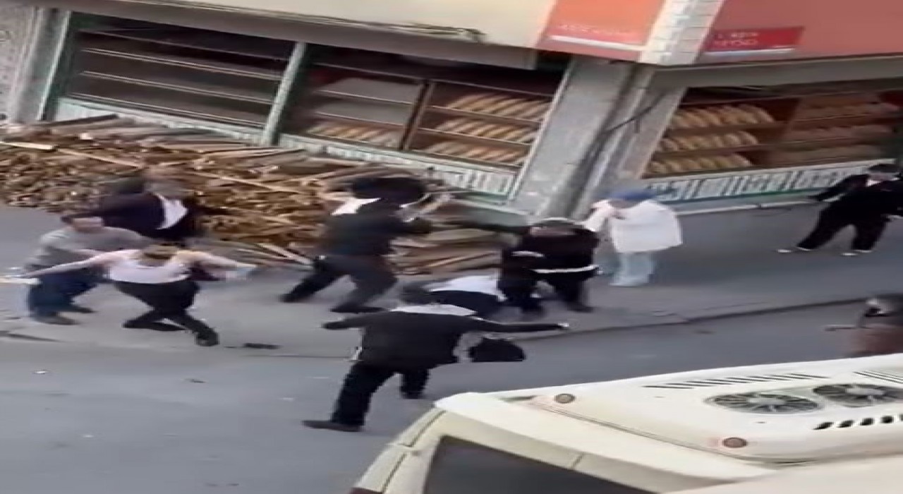 Küçükçekmecede iki grup arasında bıçaklı sopalı kavga kameraya yansıdı