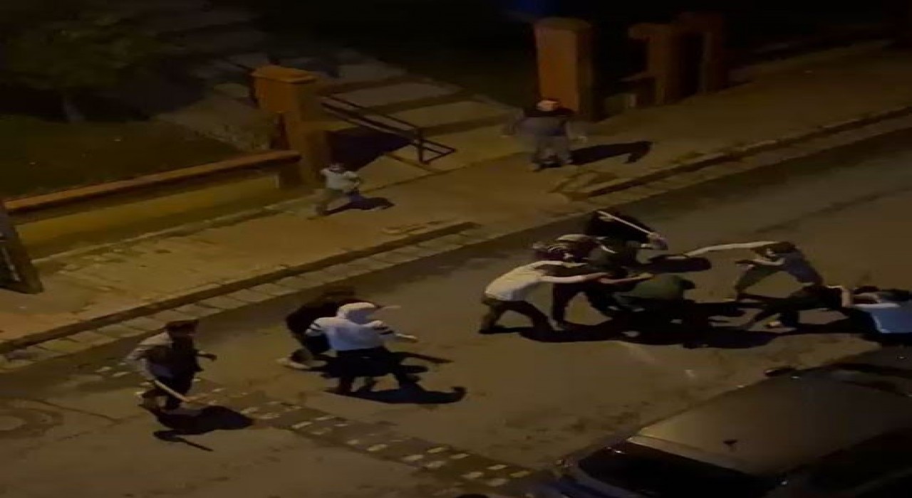 Küçükçekmecede iki grup arasındaki sopalı kavga cep telefonu kamerasında