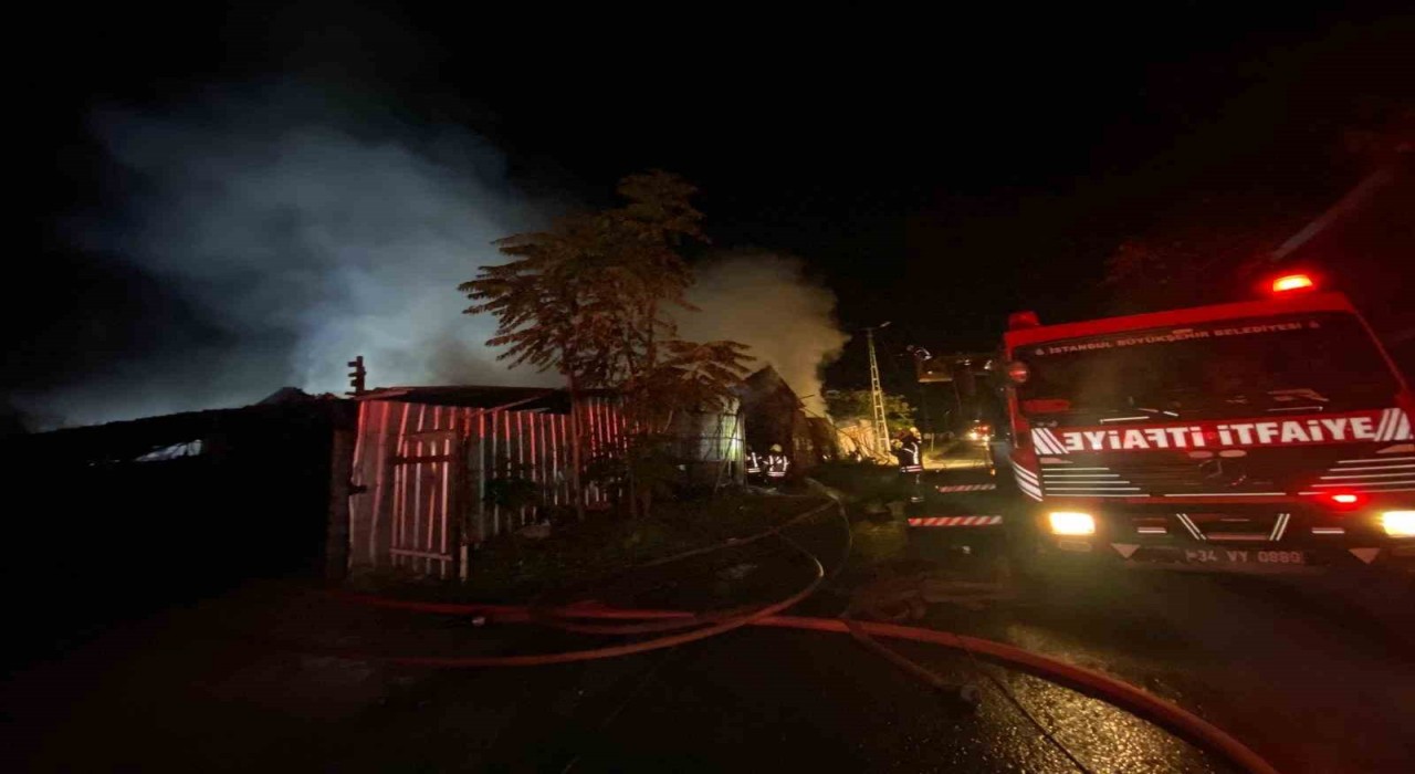 Küçükçekmecede iş yeri yangını elektrik tellerine sıçradı, patlamalar peş peşe geldi