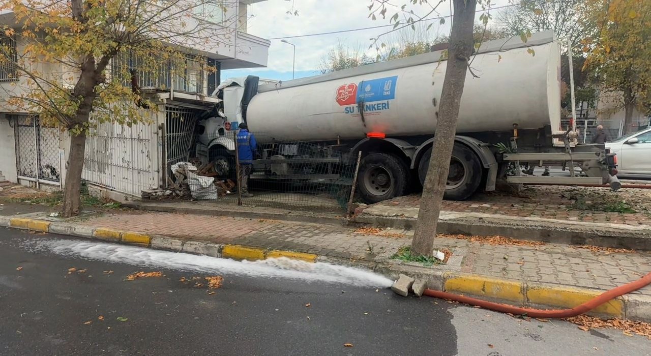 Küçükçekmecede İSKİye ait su tankeri iş yerine girdi: Faciadan dönülen kaza kamerada