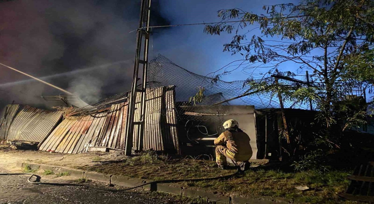 Küçükçekmecede işyerinde başlayan yangın elektrik tellerine sıçradı, patlalar peş peşe geldi