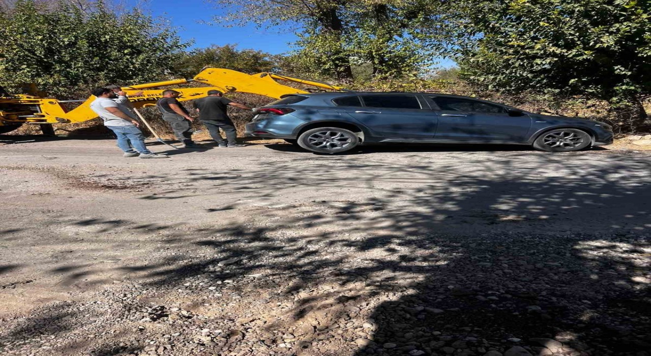 Kurtalanda çukura düşen araç kepçe yardımıyla çıkartıldı