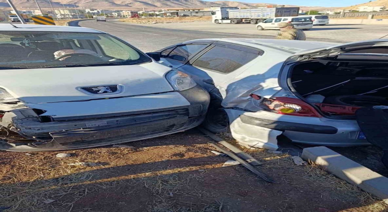 Kurtalanda iki otomobil çarpıştı: 1 yaralı