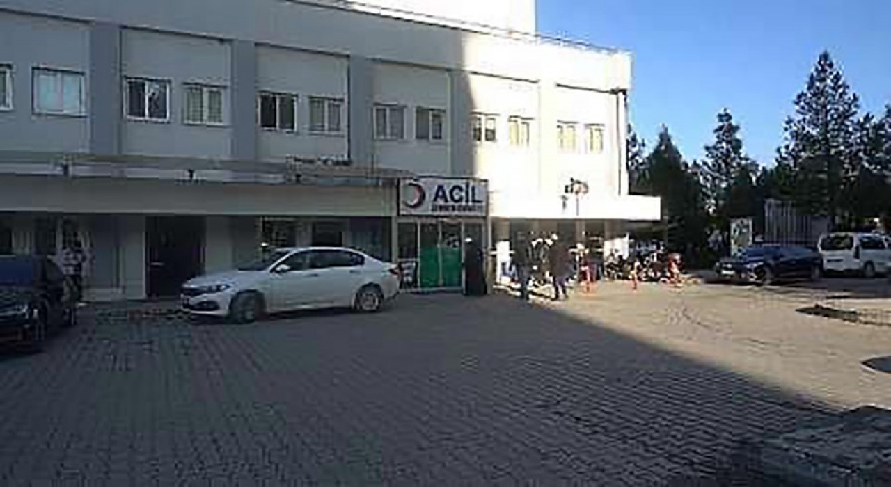 Kurtalanda kontrolden çıkan motosiklet devrildi, 2 kişi yaralandı