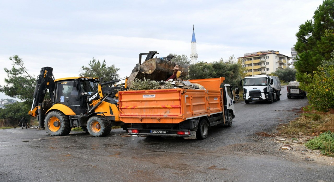 Kuşadasında metruk binanın çevresindeki atıklar temizlendi